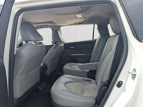 Used 2023 Toyota Highlander Bronze Edition image 15
