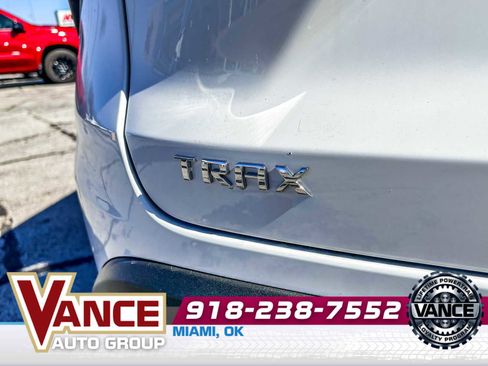 Used 2025 Chevrolet Trax LS w/ LS Convenience Package image 9