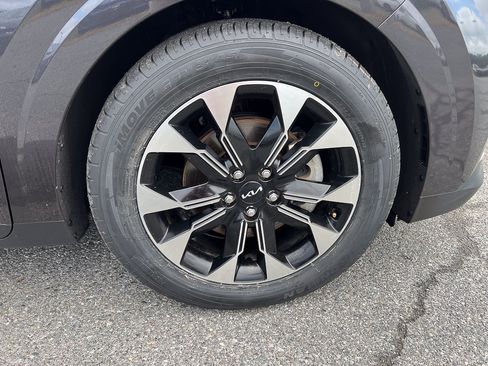 Used 2024 Kia Carnival EX FWD image 14