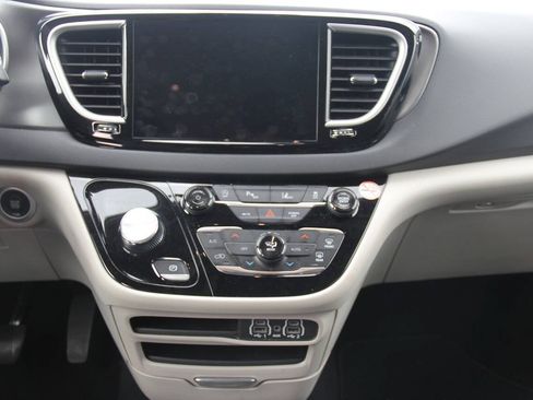 Used 2024 Chrysler Pacifica Touring-L FWD image 23