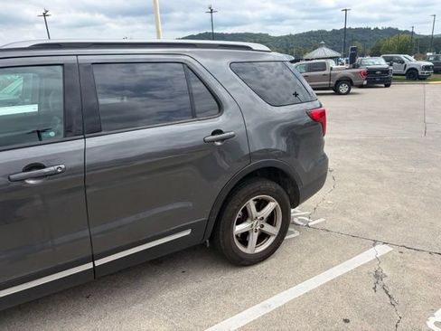 Used 2017 Ford Explorer XLT AWD/4WD image 4