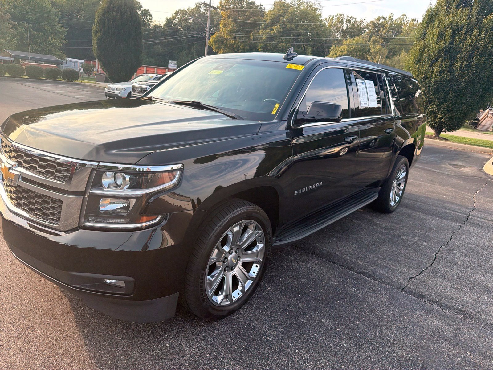 Used 2018 Chevrolet Suburban LT w/ Luxury Package AWD/4WD image 9
