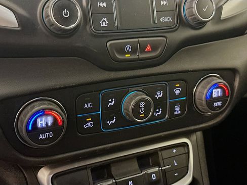 Used 2024 GMC Terrain SLT image 23