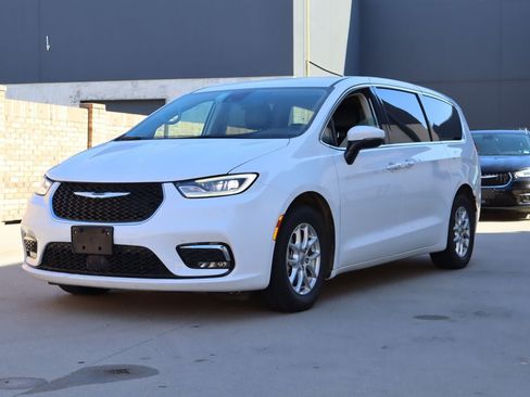 Used 2023 Chrysler Pacifica Touring-L FWD image 2