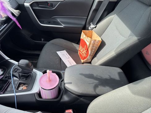 Used 2022 Toyota RAV4 LE image 18