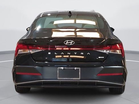 Used 2025 Hyundai Elantra Limited FWD image 6