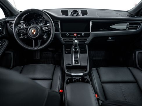 Certified 2025 Porsche Macan Turbo image 12