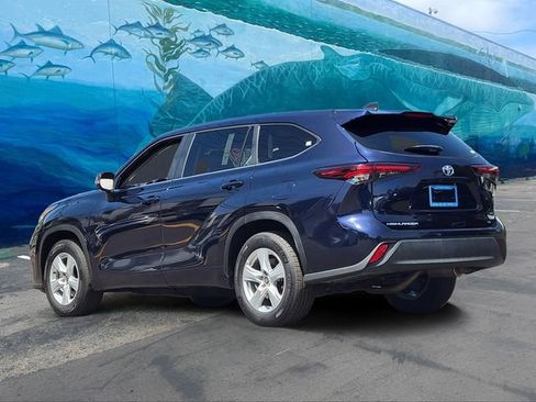 Used 2025 Toyota Highlander LE FWD image 2