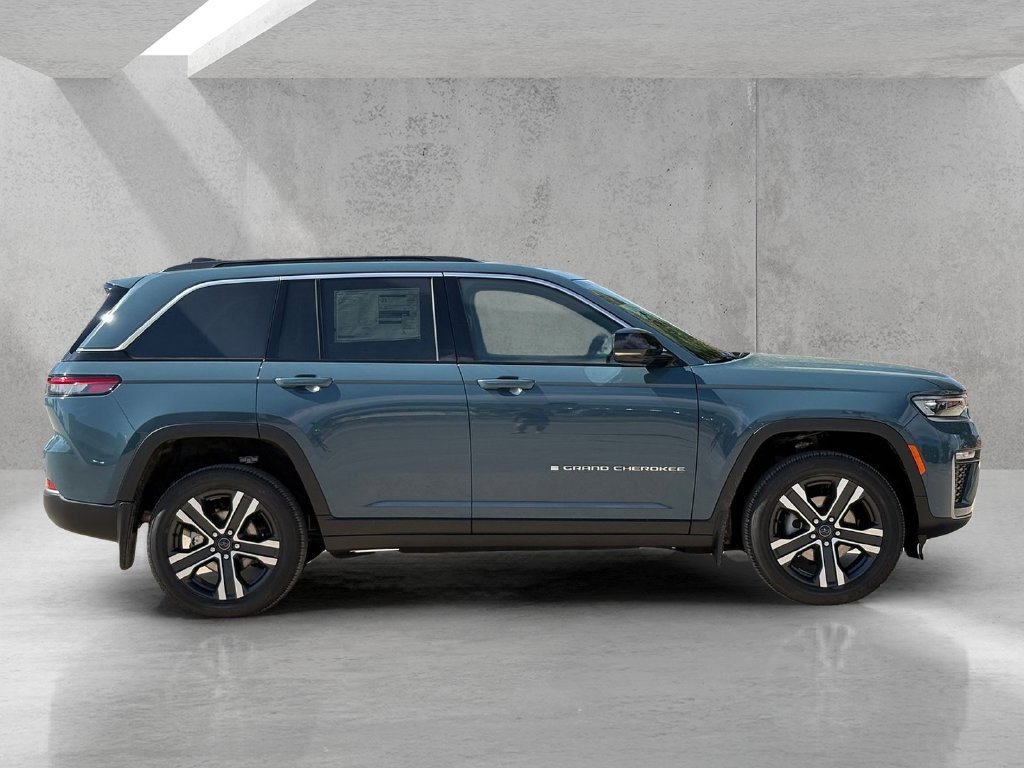 New 2027 Jeep Grand Cherokee Limited w/ MOPAR Finishing Package RWD image 4