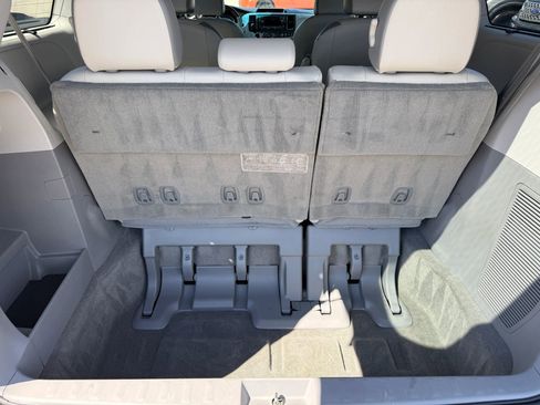 Used 2014 Toyota Sienna Limited w/ Limited Convenience Package FWD image 12