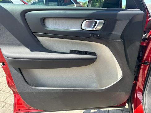 Used 2025 Volvo XC40 B5 Plus AWD/4WD image 8