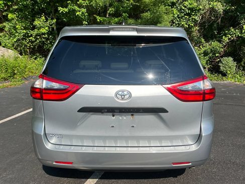 Used 2020 Toyota Sienna L FWD image 4