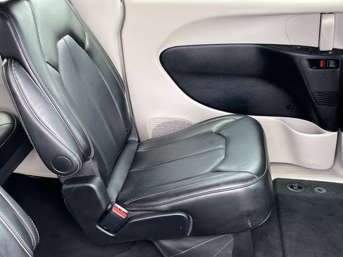 Used 2024 Chrysler Pacifica Touring-L FWD image 11
