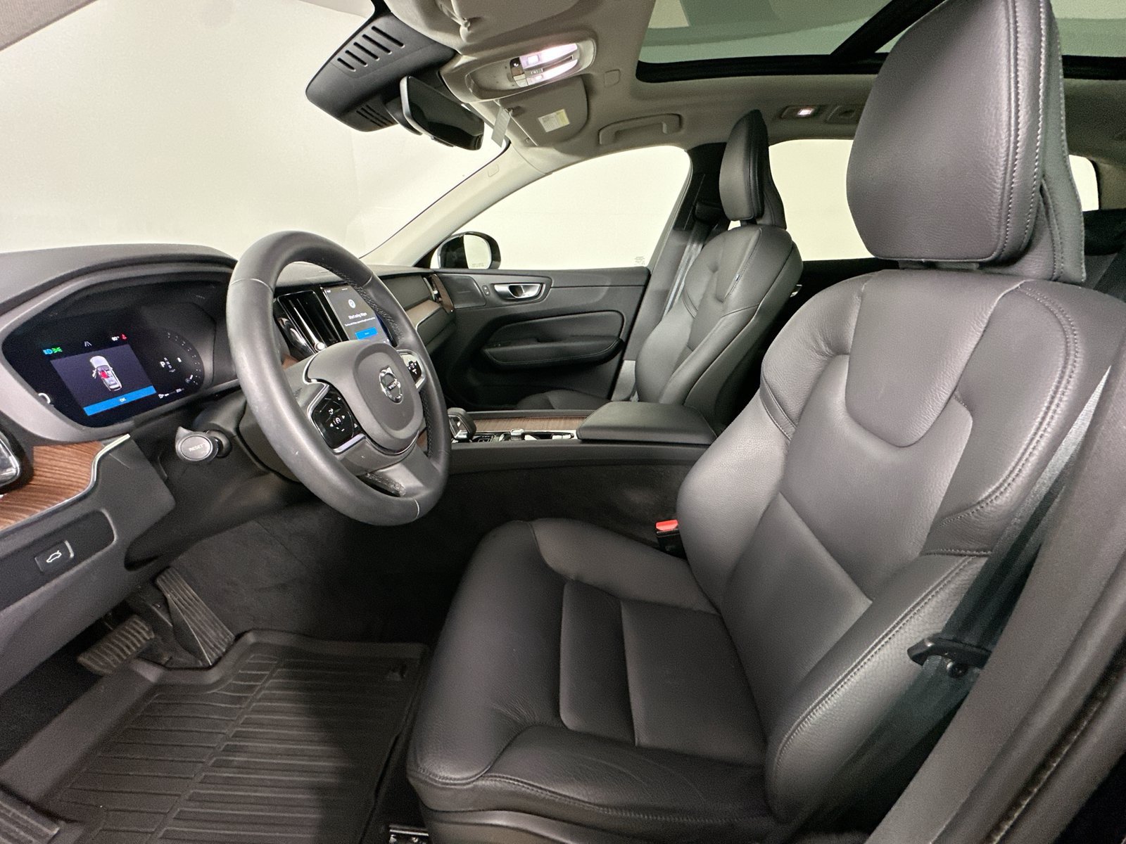 Used 2024 Volvo XC60 B5 Plus w/ Climate Package AWD/4WD image 33