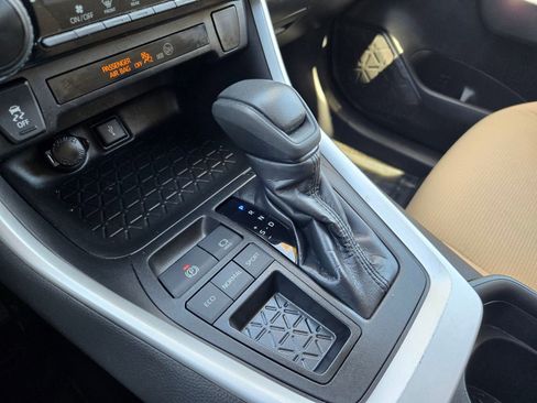 Used 2021 Toyota RAV4 LE FWD image 22