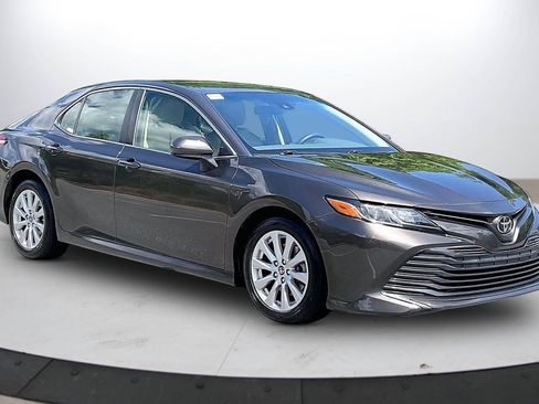 Used 2018 Toyota Camry LE FWD image 2