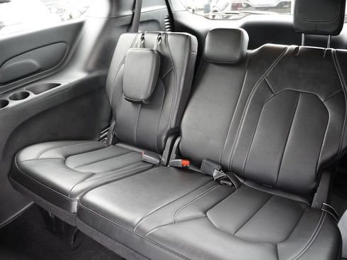 Used 2025 Chrysler Pacifica Select AWD/4WD image 18