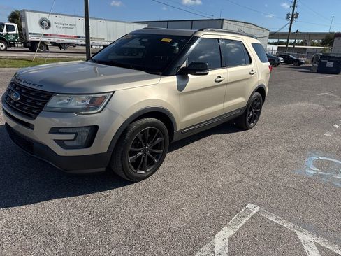 Used 2017 Ford Explorer XLT w/ Equipment Group 202A image 8