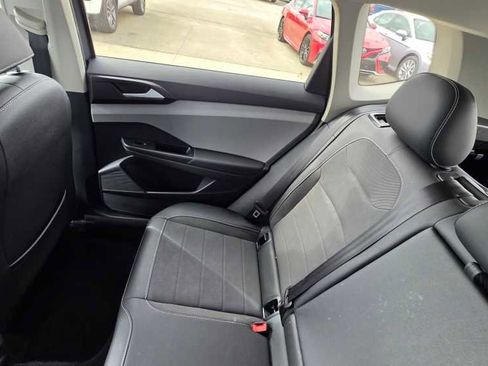 Used 2022 Volkswagen Taos SE FWD image 18