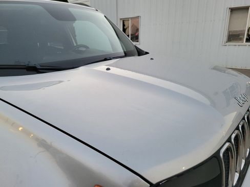 Used 2019 Jeep Renegade Latitude w/ Cold Weather Group AWD/4WD image 11
