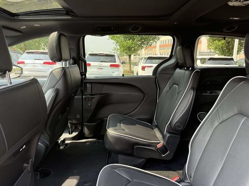 New 2027 Chrysler Pacifica Limited w/ Family Tech Group AWD/4WD image 18