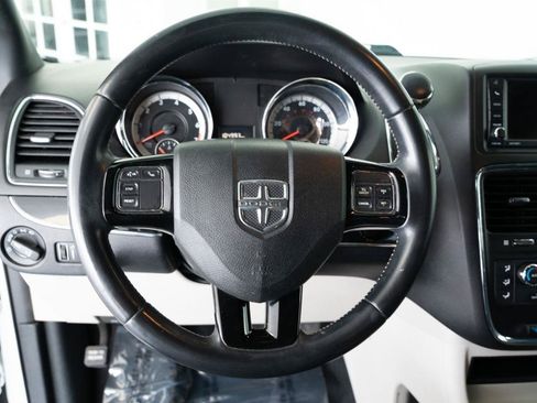 Used 2016 Dodge Grand Caravan SXT FWD image 16