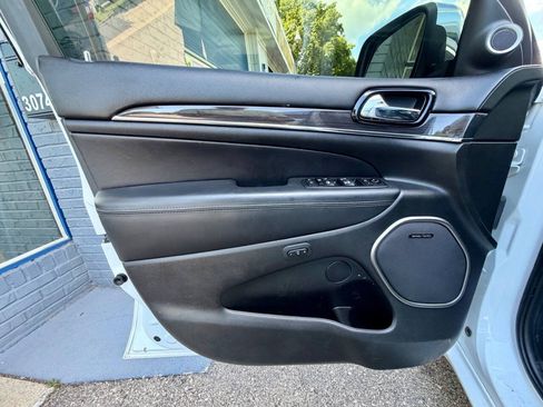 Used 2020 Jeep Grand Cherokee Overland AWD/4WD image 34