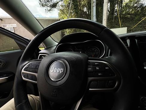 Used 2019 Jeep Cherokee Limited image 21