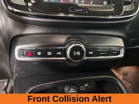 Used 2024 Volvo XC40 B5 Ultimate w/ Protection Package Premier image 17