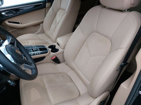 Certified 2021 Porsche Macan S image 17