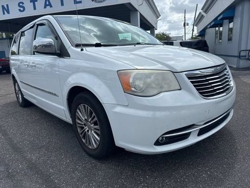 Used 2015 Chrysler Town & Country Touring-L FWD image 3