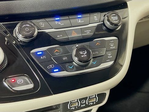 Used 2024 Chrysler Pacifica Touring-L FWD image 19