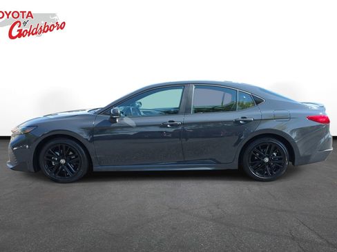 Used 2025 Toyota Camry SE w/ Convenience Package image 8