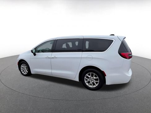 Used 2025 Chrysler Pacifica Select image 10