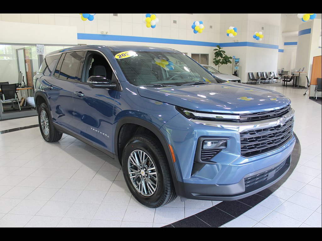 Used 2024 Chevrolet Traverse LS FWD image 3