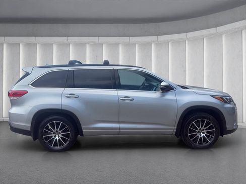 Used 2017 Toyota Highlander SE AWD/4WD image 6