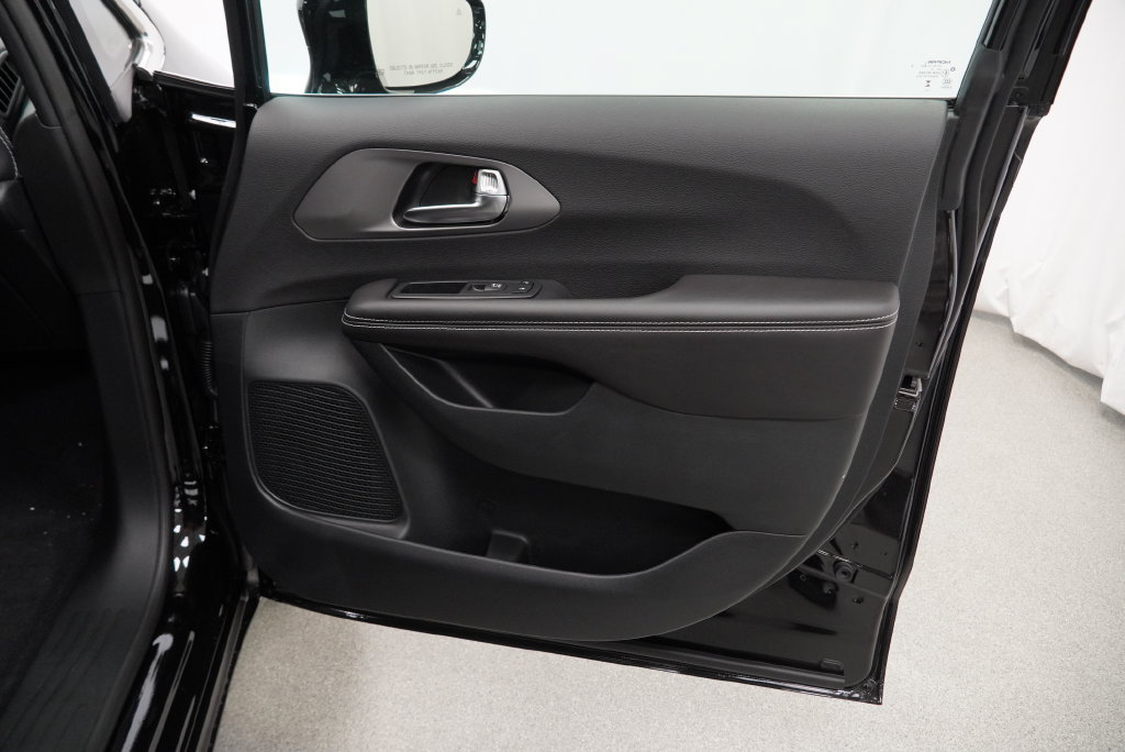 New 2027 Chrysler Pacifica Select FWD image 30