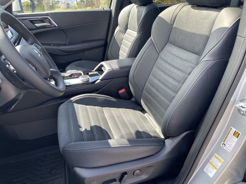 Used 2025 Mitsubishi Outlander SE image 19