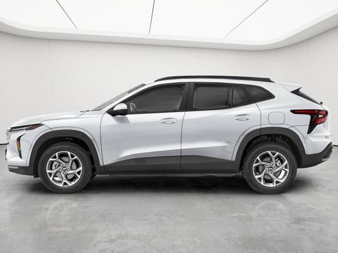 Used 2025 Chevrolet Trax LT FWD image 3