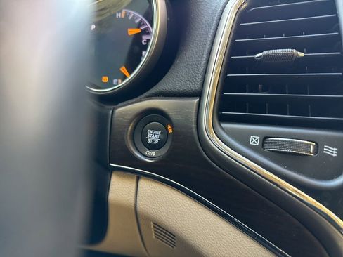 Used 2017 Jeep Grand Cherokee Limited image 15