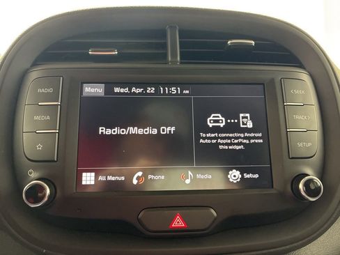 Used 2025 Kia Soul LX w/ LX Technology Package FWD image 17