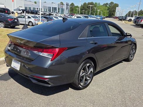 Used 2022 Hyundai Elantra SEL w/ Convenience + Premium Package FWD image 12