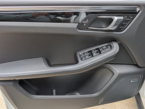 Certified 2025 Porsche Macan image 18