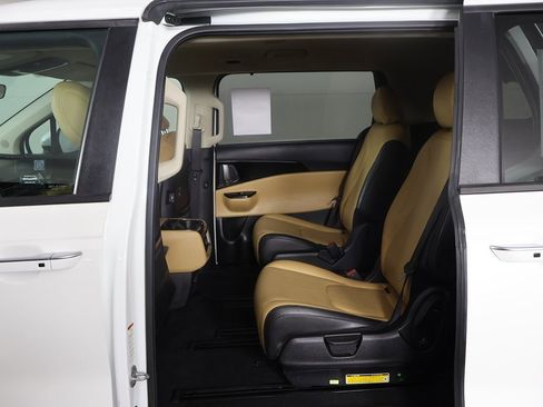 Used 2023 Kia Carnival EX image 29