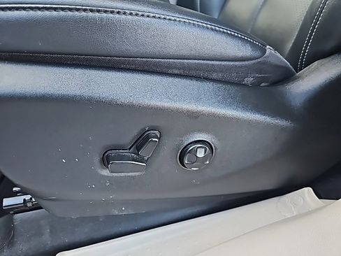 Used 2024 Chrysler Pacifica Touring-L image 14