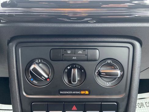 Used 2019 Volkswagen Beetle 2.0T SE FWD image 25
