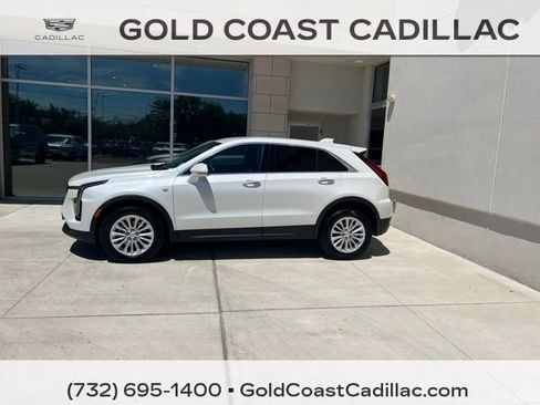 Certified 2024 Cadillac XT4 Luxury w/ Cold Weather Package FWD image 2