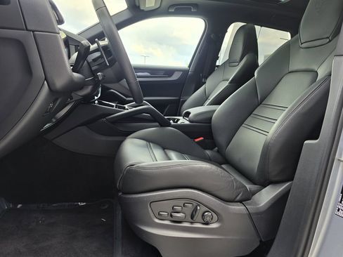 Certified 2026 Porsche Cayenne E-Hybrid AWD/4WD image 11