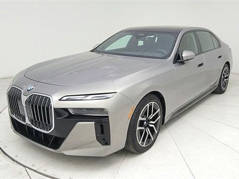 Used 2024 BMW 740i image 1