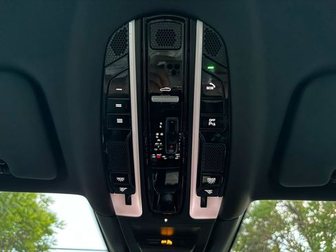 Used 2020 Porsche Cayenne S w/ Premium Package image 40